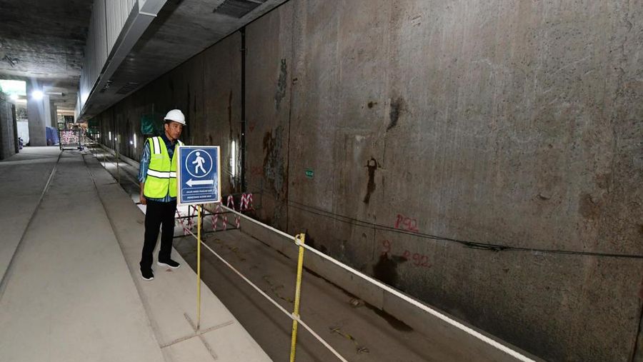 Presiden Joko Widodo (Jokowi) melakukan tinjauan ke Proyek MRT Fase 2A di Stasiun Monas, Jumat (15/12/2023). (Lukas - Biro Pers Sekretariat Presiden)