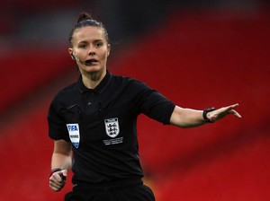Sejarah! Potret Wasit Wanita Pertama Pimpin Liga Inggris