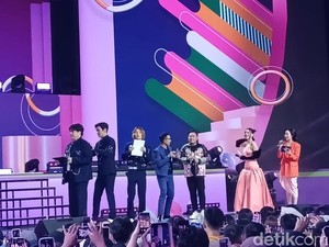 Kocaknya SUPER JUNIOR-L.S.S Ditantang Menggambar di Panggung HUT Transmedia