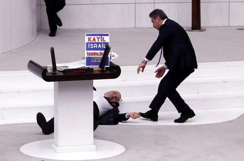 Turkey Legislator Hasan Bitmez, 53, seorang anggota parlemen Turki dari Saadet Partisi, atau Partai Felicity, di ruang utama parlemen Turki di Ankara, Kamis, 14/12/2023.(Selahattin Sonmez/Dia Images via AP)