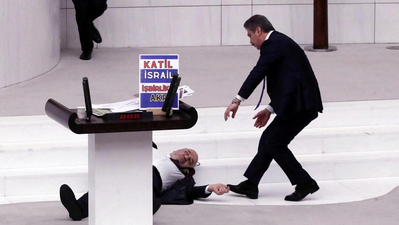 Hasan Bitmez, 53, seorang anggota parlemen Turki dari Saadet Partisi, atau Partai Felicity, di ruang utama parlemen Turki di Ankara, Kamis, 14/12/2023.(Selahattin Sonmez/Dia Images via AP)