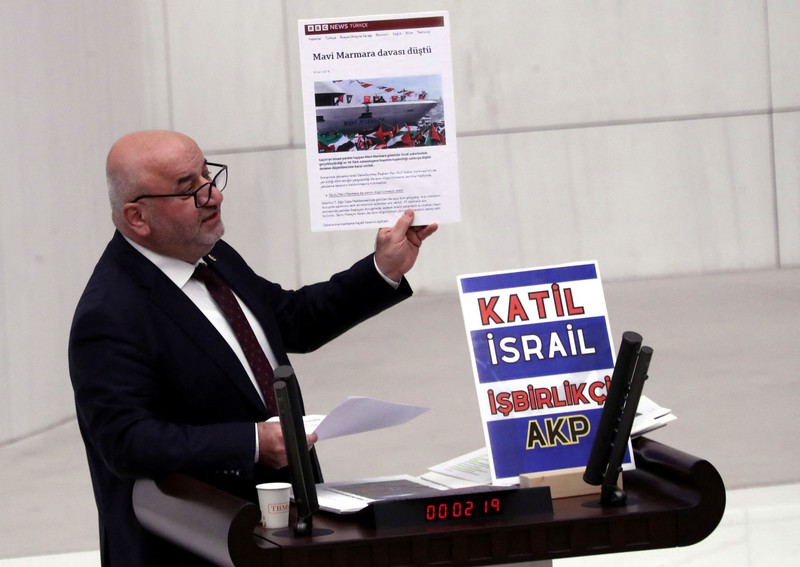 Hasan Bitmez, 53, seorang anggota parlemen Turki dari Saadet Partisi, atau Partai Felicity, di ruang utama parlemen Turki di Ankara, Kamis, 14/12/2023.(Selahattin Sonmez/Dia Images via AP)