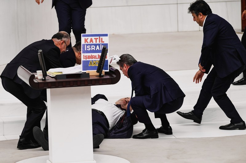 Turkey Legislator Hasan Bitmez, 53, seorang anggota parlemen Turki dari Saadet Partisi, atau Partai Felicity, di ruang utama parlemen Turki di Ankara, Kamis, 14/12/2023.(Selahattin Sonmez/Dia Images via AP)