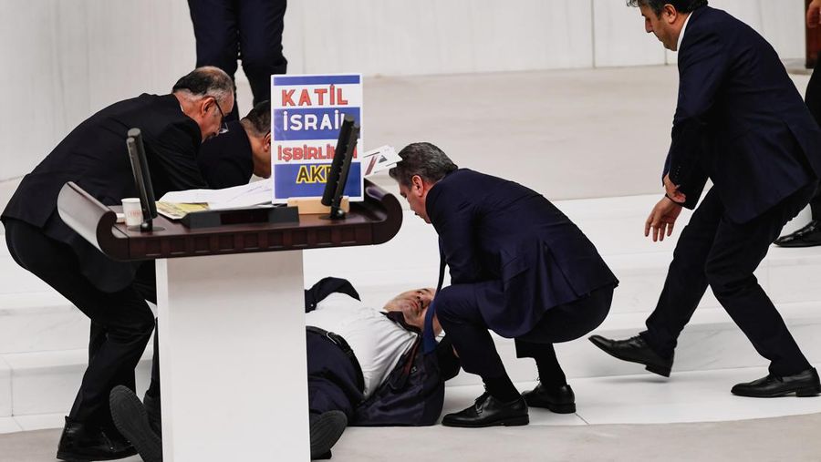 Hasan Bitmez, 53, seorang anggota parlemen Turki dari Saadet Partisi, atau Partai Felicity, di ruang utama parlemen Turki di Ankara, Kamis, 14/12/2023.(Selahattin Sonmez/Dia Images via AP)