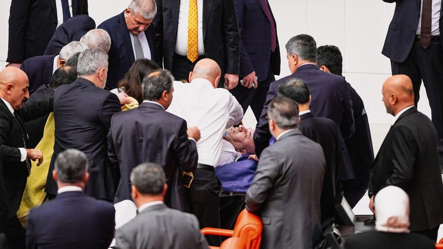 Hasan Bitmez, 53, seorang anggota parlemen Turki dari Saadet Partisi, atau Partai Felicity, di ruang utama parlemen Turki di Ankara, Kamis, 14/12/2023.(Selahattin Sonmez/Dia Images via AP)