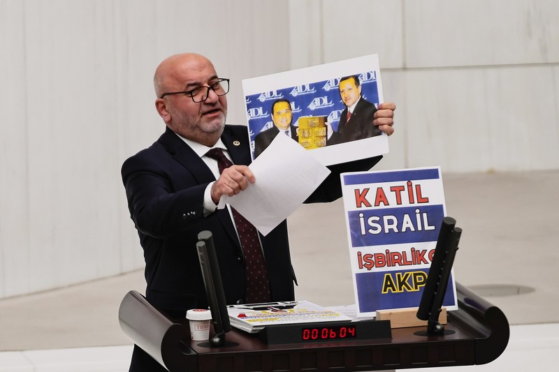 Turkey Legislator Hasan Bitmez, 53, seorang anggota parlemen Turki dari Saadet Partisi, atau Partai Felicity, di ruang utama parlemen Turki di Ankara, Kamis, 14/12/2023.(Selahattin Sonmez/Dia Images via AP)