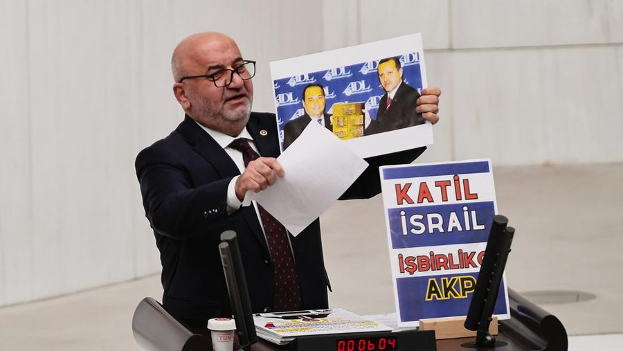 Hasan Bitmez, 53, seorang anggota parlemen Turki dari Saadet Partisi, atau Partai Felicity, di ruang utama parlemen Turki di Ankara, Kamis, 14/12/2023.(Selahattin Sonmez/Dia Images via AP)