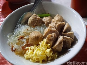 Slurrp! Gurih Kenyal Bakso dan Mie Ayam Gerobakan di Seberang Kota Tua