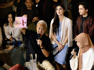 Saat Ganjar Dihadiahi Buku dari Seorang Anak Tunanetra Asal Bekasi