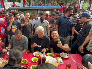 Ganjar Sarapan Nasi Uduk di Pasar Proyek Lama Bekasi, Disambut Warga