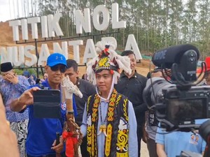 Gaya Gibran Kunjungi IKN Pakai Baju Adat Dayak