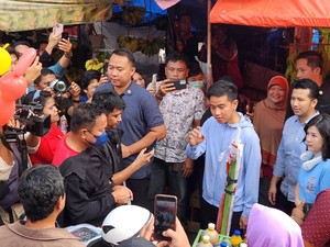 Gibran Blusukan di Pasar Balikpapan, Beli Sembako hingga Bagi Susu