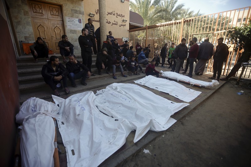 Warga memeriksa bangunan yang hancur usai pengeboman yang dilakukan oleh militer Israel di Rafah, Jalur Gaza Selatan, Jumat (15/12/2023). (SAID KHATIB / AFP)
