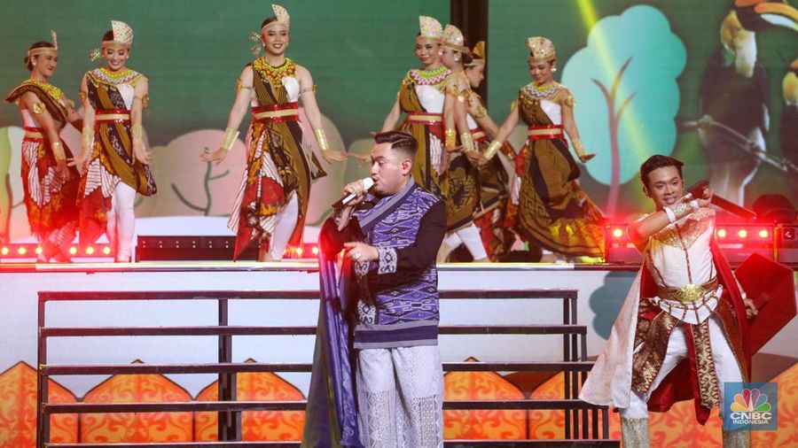 Penyanyi Putri Ariani tampil memeriahkan acara TRANSMEDIA 22TH POWER UP di Trans Studio Mall Cibubur, Jumat (15/12/2023). (CNBC Indonesia/Faisal Rahman)