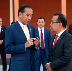Jokowi Ngaku Nyaman Pakai Dasi Kuning, Hasto PDIP Bilang Ini