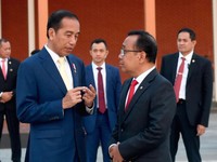 Jokowi Ngaku Nyaman Pakai Dasi Kuning, Hasto PDIP Bilang Ini