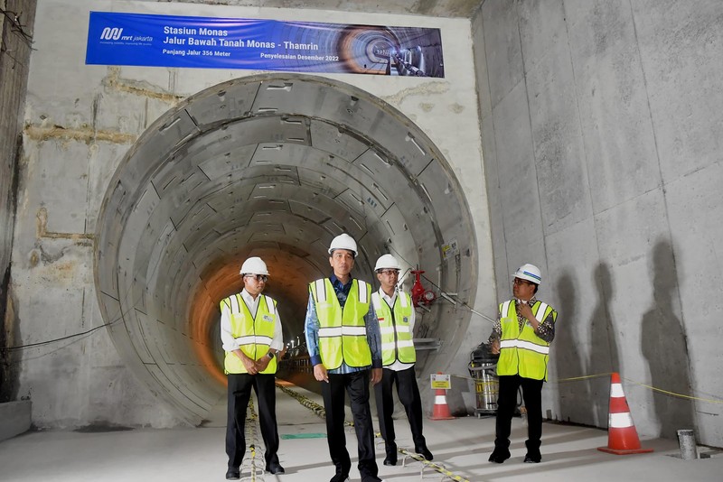Presien Jokowi kunjungi pryek stasiun MRT Monas. (Facebook/ Presiden Joko Widodo)