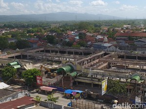 Mangkrak Sejak Terbakar, Pasar Kroya Cilacap Dibongkar untuk Dibangun Lagi