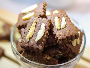 Resep Kue Cokelat Almond yang Legit Renyah Untuk Suguhan Tamu