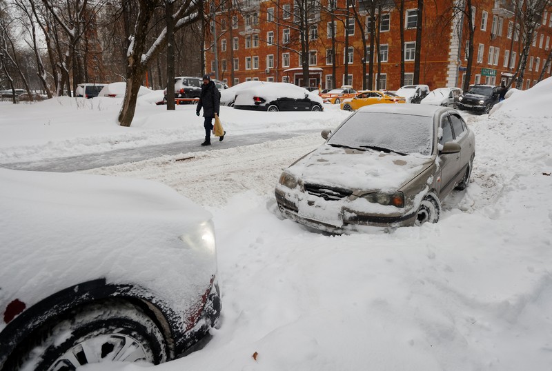 Salju tebal timbun mobil-mbol warag di kota Moskow, Rusia. (REUTERS/Maxim Shemetov)