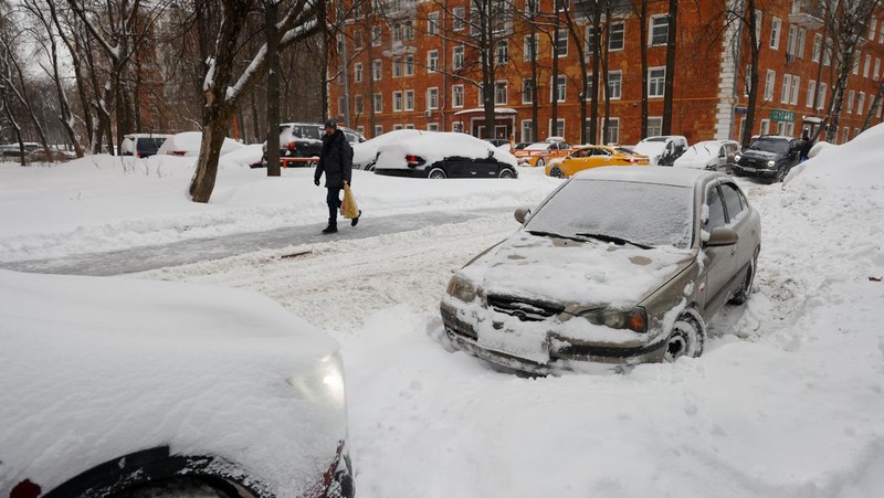 Salju tebal timbun mobil-mbol warag di kota Moskow, Rusia. (REUTERS/Maxim Shemetov)