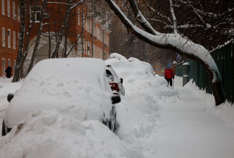Salju tebal timbun mobil-mbol warag di kota Moskow, Rusia. (REUTERS/Maxim Shemetov)