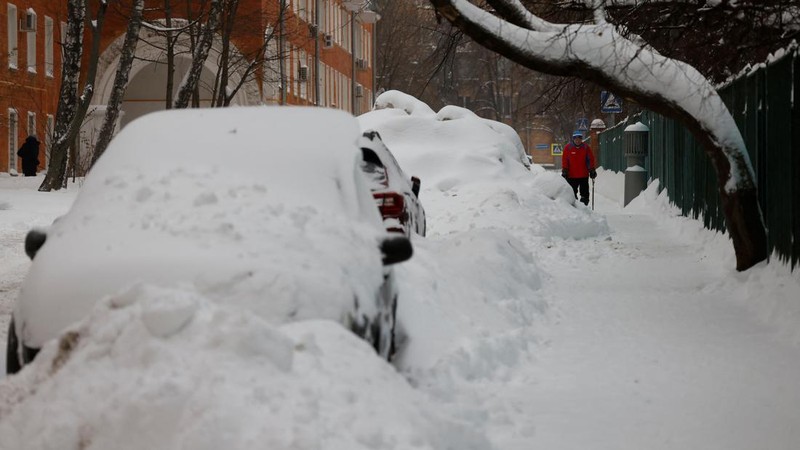 Salju tebal timbun mobil-mbol warag di kota Moskow, Rusia. (REUTERS/Maxim Shemetov)