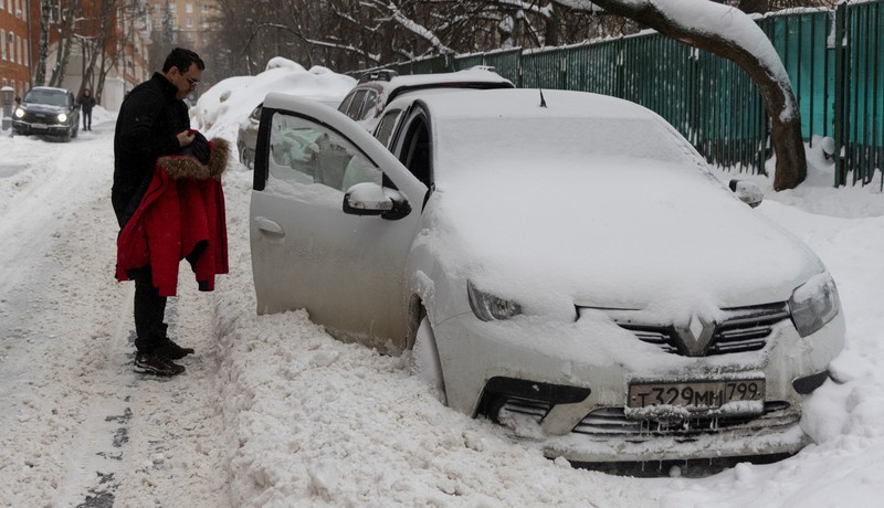 Salju tebal timbun mobil-mbol warag di kota Moskow, Rusia. (REUTERS/Maxim Shemetov)