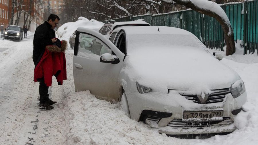 Salju tebal timbun mobil-mbol warag di kota Moskow, Rusia. (REUTERS/Maxim Shemetov)