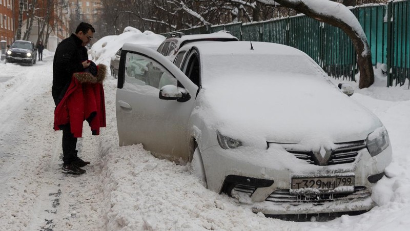 Salju tebal timbun mobil-mbol warag di kota Moskow, Rusia. (REUTERS/Maxim Shemetov)