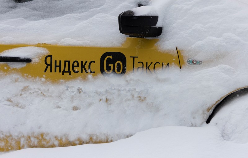 Salju tebal timbun mobil-mbol warag di kota Moskow, Rusia. (REUTERS/Maxim Shemetov)