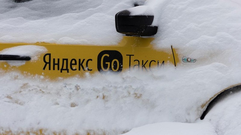 Salju tebal timbun mobil-mbol warag di kota Moskow, Rusia. (REUTERS/Maxim Shemetov)