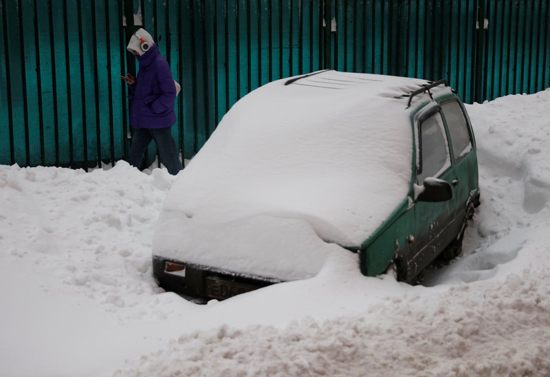 Salju tebal timbun mobil-mbol warag di kota Moskow, Rusia. (REUTERS/Maxim Shemetov)