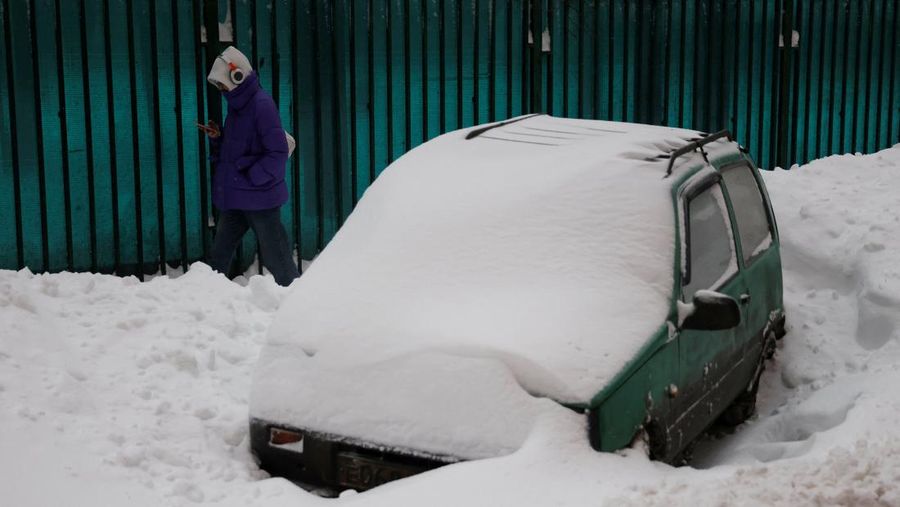 Salju tebal timbun mobil-mbol warag di kota Moskow, Rusia. (REUTERS/Maxim Shemetov)