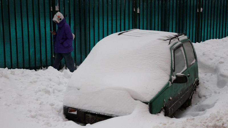 Salju tebal timbun mobil-mbol warag di kota Moskow, Rusia. (REUTERS/Maxim Shemetov)