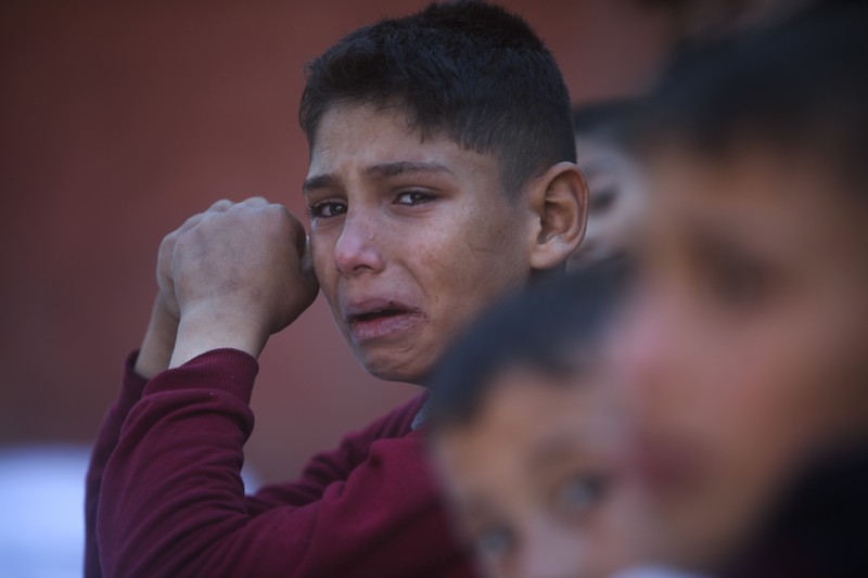 Warga memeriksa bangunan yang hancur usai pengeboman yang dilakukan oleh militer Israel di Rafah, Jalur Gaza Selatan, Jumat (15/12/2023). (SAID KHATIB / AFP)