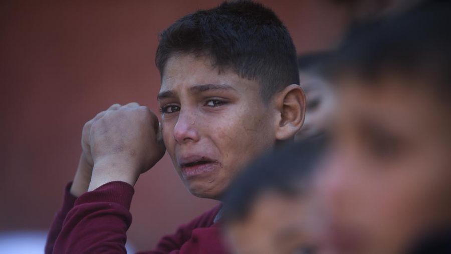 Warga memeriksa bangunan yang hancur usai pengeboman yang dilakukan oleh militer Israel di Rafah, Jalur Gaza Selatan, Jumat (15/12/2023). (SAID KHATIB / AFP)