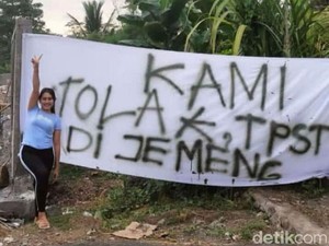 Pose di Sebelah Spanduk Tolak TPST, Perempuan Ini Bikin Salfok Netizen