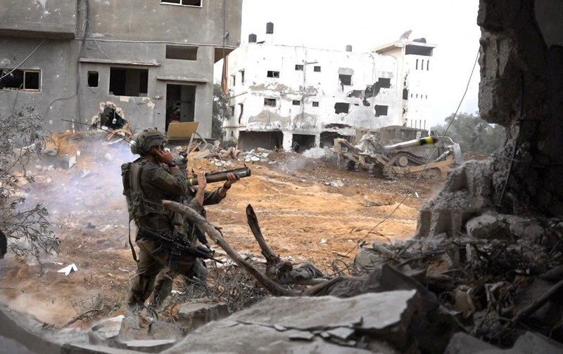 Warga memeriksa bangunan yang hancur usai pengeboman yang dilakukan oleh militer Israel di Rafah, Jalur Gaza Selatan, Jumat (15/12/2023). (SAID KHATIB / AFP) Warga memeriksa bangunan yang hancur usai pengeboman yang dilakukan oleh militer Israel di Rafah, Jalur Gaza Selatan, Jumat (15/12/2023). (SAID KHATIB / AFP)
