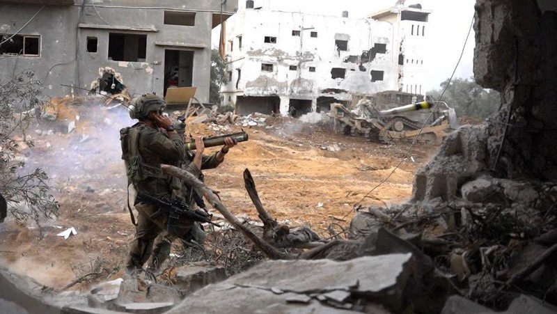 Warga memeriksa bangunan yang hancur usai pengeboman yang dilakukan oleh militer Israel di Rafah, Jalur Gaza Selatan, Jumat (15/12/2023). (SAID KHATIB / AFP)