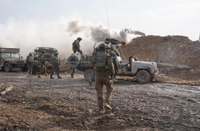 Warga memeriksa bangunan yang hancur usai pengeboman yang dilakukan oleh militer Israel di Rafah, Jalur Gaza Selatan, Jumat (15/12/2023). (SAID KHATIB / AFP)