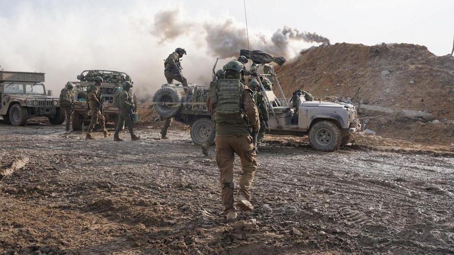 Warga memeriksa bangunan yang hancur usai pengeboman yang dilakukan oleh militer Israel di Rafah, Jalur Gaza Selatan, Jumat (15/12/2023). (SAID KHATIB / AFP)