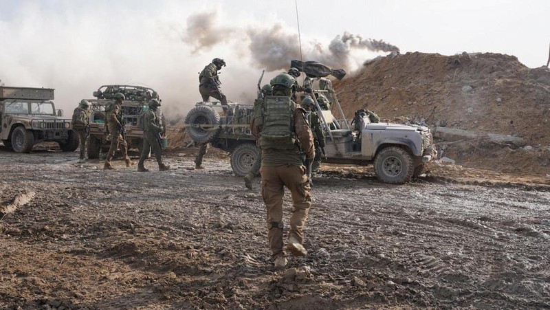 Warga memeriksa bangunan yang hancur usai pengeboman yang dilakukan oleh militer Israel di Rafah, Jalur Gaza Selatan, Jumat (15/12/2023). (SAID KHATIB / AFP)