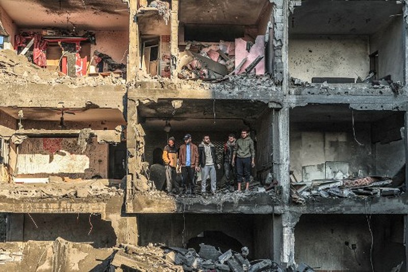 Sebuah tank Israel menembak ke arah Gaza, di tengah konflik yang sedang berlangsung antara Israel dan kelompok Islam Palestina Hamas, di perbatasan Israel-Gaza, di Israel selatan, 27 Desember 2023. Sebuah tank Israel menembak ke arah Gaza, di tengah konflik yang sedang berlangsung antara Israel dan kelompok Islam Palestina Hamas, di perbatasan Israel-Gaza, di Israel selatan, 27 Desember 2023. (REUTERS/Amir Cohen)