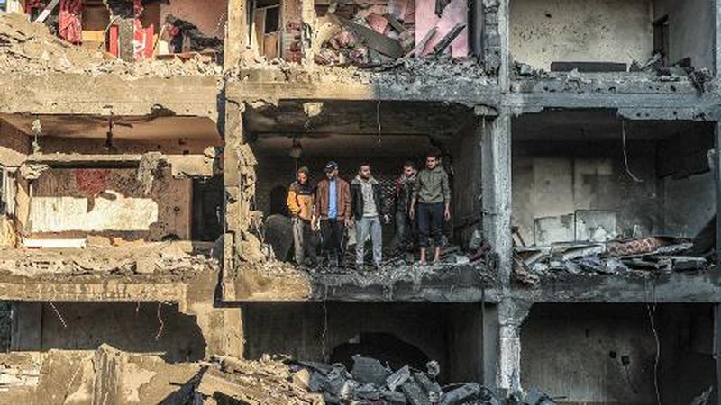 Sebuah tank Israel menembak ke arah Gaza, di tengah konflik yang sedang berlangsung antara Israel dan kelompok Islam Palestina Hamas, di perbatasan Israel-Gaza, di Israel selatan, 27 Desember 2023. (REUTERS/Amir Cohen)