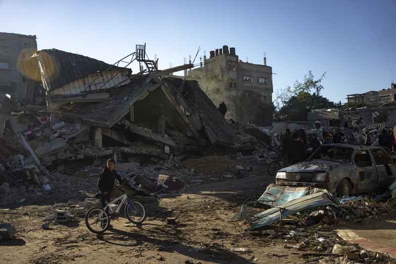 Warga memeriksa bangunan yang hancur usai pengeboman yang dilakukan oleh militer Israel di Rafah, Jalur Gaza Selatan, Jumat (15/12/2023). (SAID KHATIB / AFP) Warga memeriksa bangunan yang hancur usai pengeboman yang dilakukan oleh militer Israel di Rafah, Jalur Gaza Selatan, Jumat (15/12/2023). (SAID KHATIB / AFP)