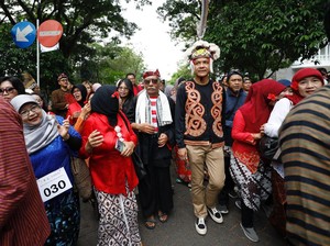 Ganjar Pilih Kenakan Baju Adat Dayak Saat Ikut Kirab di UGM, Ini Alasannya