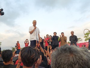 Ganjar ke Relawan: Jaga Rumah Kita, Orang Lain Jangan Sampai Masuk Mencuri