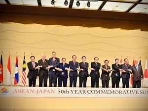 Jokowi Hadiri KTT ASEAN-Jepang, Foto Diapit PM Kishida dan PM Vietnam