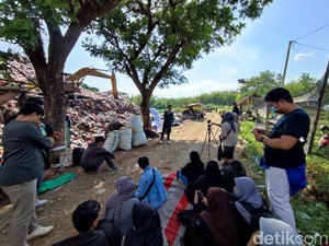 Satir! Komunitas Stand Up Comedy Ponorogo Open Mic di TPA Mrican
